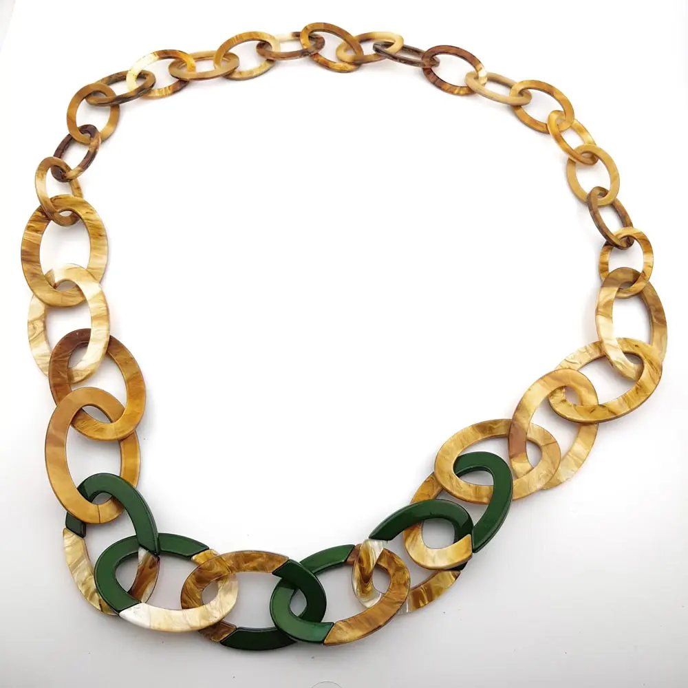 Collier long pour femme en résine aux tons beige, marron et vert foncé, inspiré de la corne de buffle
