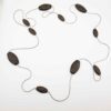 Collier vintage noir doré avec perles gravées sur fond blanc