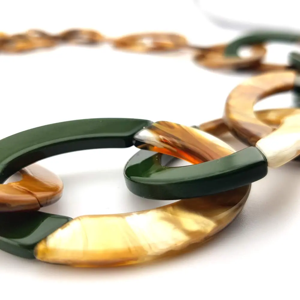 collier long en résine style corne de buffle aux tons beige et vert, esprit vintage chic