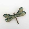 Détail des ailes texturées émaillées de la broche libellule vintage