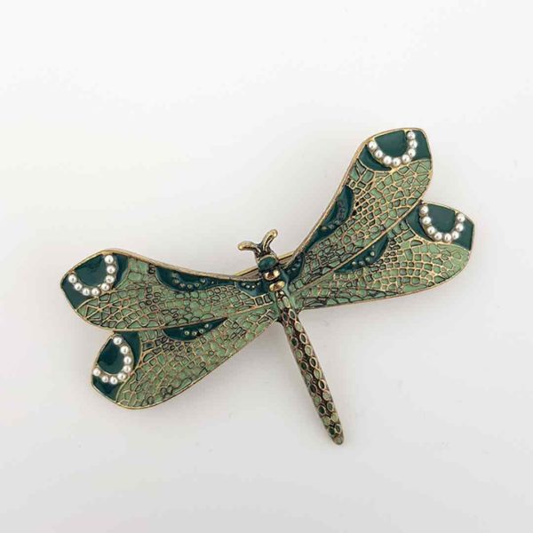 Détail des ailes texturées émaillées de la broche libellule vintage