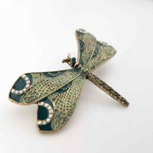 Broche libellule vintage en émail vert avec perles vue de face