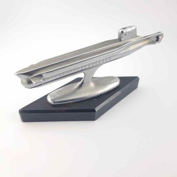 Maquette du sous-marin suisse Mésoscaphe Auguste Piccard vue de droite sur socle noir