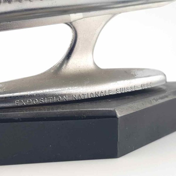 Inscription Exposition Nationale Suisse 1964 gravée sur la base de la maquette
