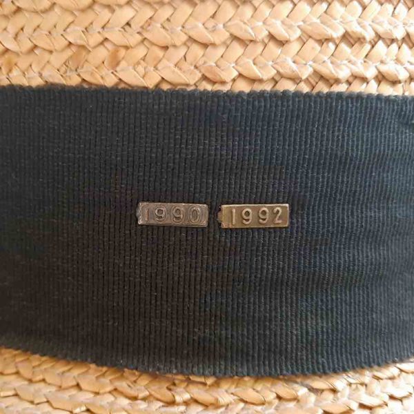 Ruban noir du canotier avec les années 1990 et 1992