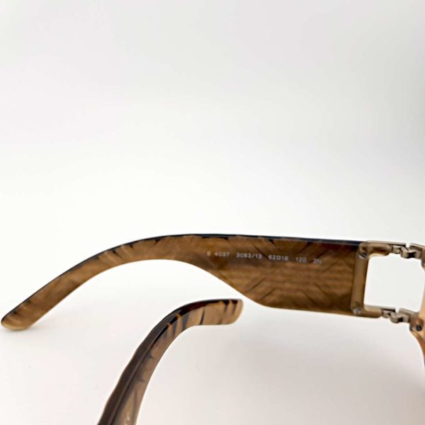 Référence gravée B4037 3083/13 sur les lunettes Burberry
