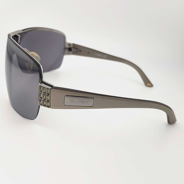 Profil des lunettes Max Mara avec logo gravé sur la branche
